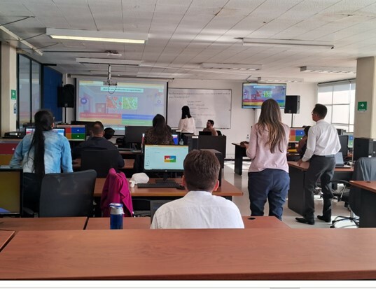 Use of quizzes to check concepts on the classification of images. Bogota, Colombia, August 2023.